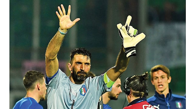 তাঁর ক্যারিয়ারের হাজারতম ম্যাচ, তাতে জয় পেয়েছে ইতালি। উল্লসিত জিয়ানলুইজি বুফন মাঠ ছাড়ার সময় দর্শকদের সঙ্গেও আনন্দটা ভাগাভাগি করে নিলেন l রয়টার্স