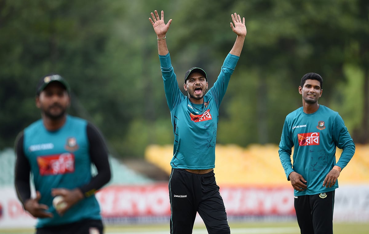 ধবলধোলাই নিয়ে ভাবছেনই না মাশরাফি। ছবি: এএফপি