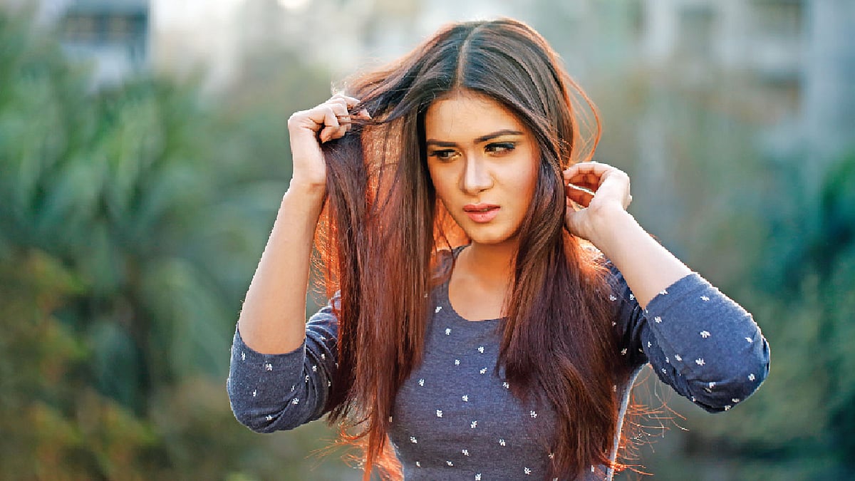 দুশ্চিন্তায় ভুগলে স্বাভাবিকের চেয়ে বেশি চুল পড়তে পারে। মডেল: জুঁই, ছবি: অধুনা