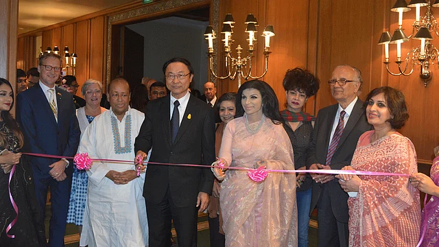 চিত্র প্রদর্শনী উদ্বোধনের দৃশ্য