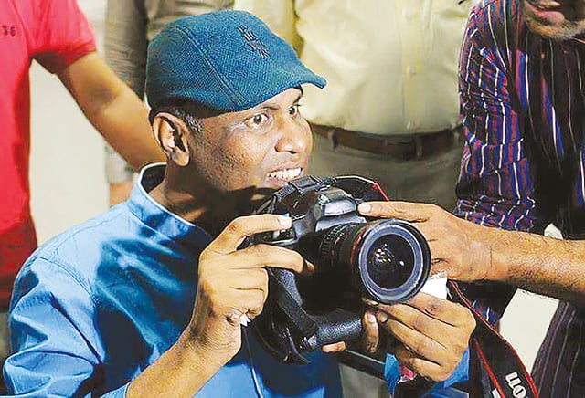 িসঙ্গাপুর থেকে চিকিৎসা শেষে আসার িদন (২৮ মার্চ ২০১৭) িবমানবন্দরেই সহকর্মীদের কাছ থেকে নিজেই  হাতে তুলে নেন প্রিয় ক্যামেরা