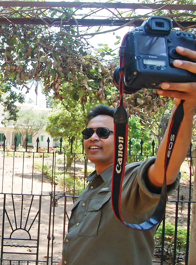 জিয়া ইসলামের সেই িচরচেনা ভঙ্গি