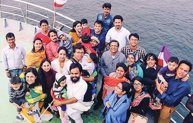 সহকর্মী আলোকচিত্রী এবং তাঁদের পরিবারের সঙ্গে ‘জলভোজন’–এ জিয়া, ২০১৫