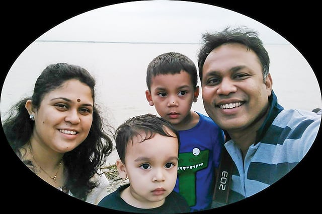 সেই যে আমার নানা রঙের িদনগুলি...। স্ত্রী ও দুই ছেলের সঙ্গে জিয়া