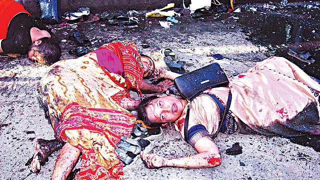 ২১ আগস্ট আওয়ামী লীগের জনসভায় গ্রেনেড হামলার মধ্যে পড়েছিলেন জিয়া ইসলামও। ভয়ংকর সেই ঘটনার বিহ্বলতার মধ্যেই জীবনের ঝুঁকি নিয়ে আলোচিত ছবিগুলো তুলেছিলেন জিয়া ইসলাম