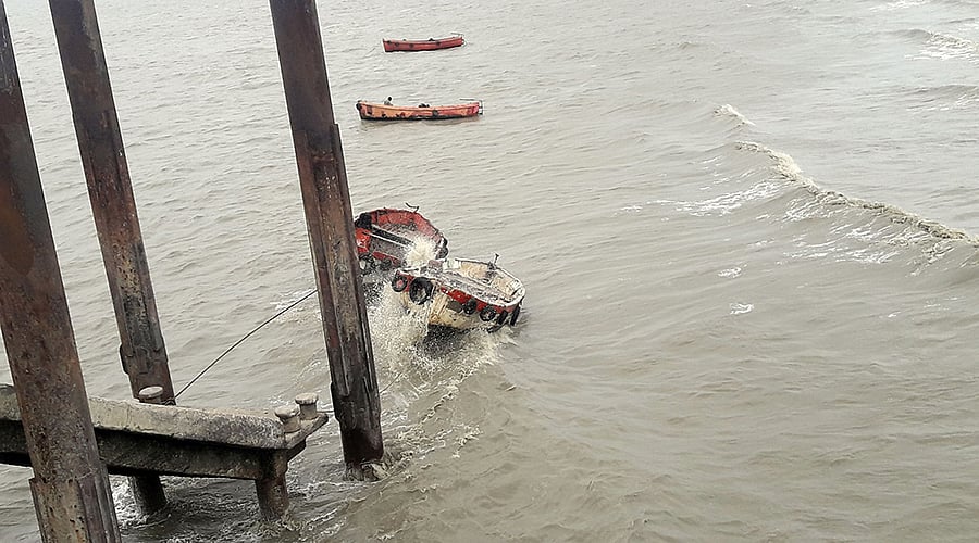 চট্টগ্রামের সন্দ্বীপে গতকাল রোববার সন্ধ্যায় সি ট্রাক থেকে এ ধরনের লাল নৌকা দিয়ে যাত্রী নিয়ে যাওয়া হয়। এ রকমই একটি নৌকা গতকাল রোববার ডুবে যায়। ছবিটি আজ সোমবার দুপুর সাড়ে ১২টার দিকে সীতাকুণ্ডের কুমিরা ফেরিঘাট এলাকা থেকে তোলা। ছবি: কৃষ্ণ চন্দ্র দাস