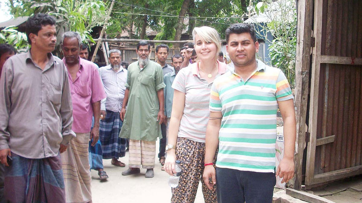 রাজবাড়ীর বালিয়াকান্দিতে সঞ্জয় ঘোষের বাড়িতে ব্রাজিলের তরুণী জেইসা ওলিভেরিয়া সিলভা। ছবিটি আজ সকালে তোলা। প্রথম আলো