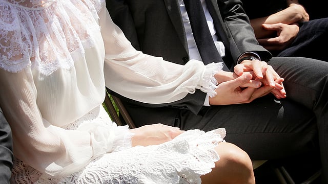 স্বামী জ্যারেড কুশনারের হাত ধরে ইভাঙ্কা ট্রাম্প। গতকাল বুধবার হোয়াইট হাউসে মার্কিন প্রেসিডেন্ট ডোনাল্ড ট্রাম্প ও জর্ডানের বাদশা আবদুল্লাহর সংবাদ সম্মেলন চলাকালে ছবিটি তোলা। ছবি: রয়টার্স