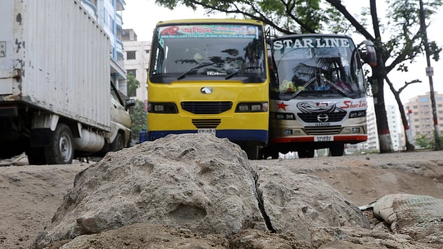 রাজধানীর বনশ্রীর প্রধান সড়ক এমন বেহাল। সড়কের বিভিন্ন স্থান ভাঙা। যানবাহন চালাতে চালকদের বেগ পেতে হচ্ছে। ছবিটি আজ বৃহস্পতিবার দুপুরে বনশ্রীর সি ব্লক এলাকা থেকে তোলা। ছবি: আবদুস সালাম