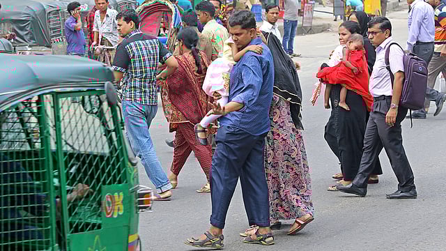 রাজধানীতে ব্যস্ত সড়কে ঝুঁকি নিয়ে এভাবে রাস্তা পারাপার হয় বেশির ভাগ মানুষ৷ ছবিটি আজ বৃহস্পতিবার সকালে শ্যামলী থেকে তোলা৷ ছবি: সাবিনা ইয়াসমিন