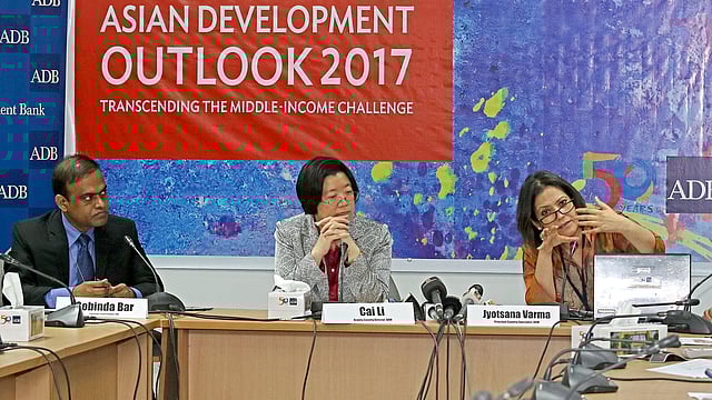 আজ বৃহস্পতিবার ঢাকা কার্যালয়ে অর্থনীতি বিষয়ে এডিবির বার্ষিক প্রতিবেদন ‘এশিয়ান ডেভেলপমেন্ট আউটলুক ২০১৭’-এর বিভিন্ন দিক তুলে ধরেন প্রিন্সিপাল কান্ট্রি স্পেশালিস্ট জয়ৎসানা ভার্মা। ছবি: সাবিনা ইয়াসমিন