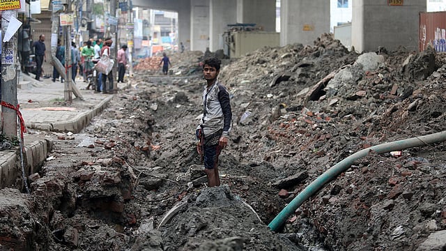 রাজধানীর মালিবাগ রেলগেট থেকে মৌচাক পর্যন্ত একপাশের সড়ক দীর্ঘদিন ধরে কেটে রেখেছে ঢাকা দক্ষিণ সিটি করপোরেশন। দুর্ভোগ পোহাচ্ছে এই সড়ক ব্যবহারকারীরা। একটু বৃষ্টি হলে দুর্ভোগ চরম মাত্রায় পৌঁছায়। ছবিটি আজ বৃহস্পতিবার বিকেলে পশ্চিম মালিবাগ এলাকা থেকে তোলা। ছবি: আবদুস সালাম