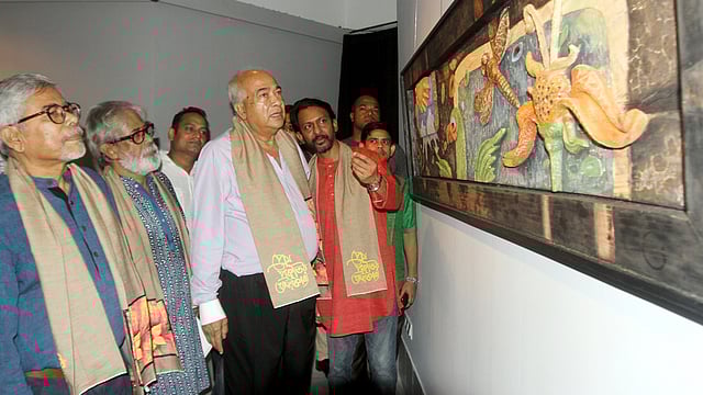 চট্টগ্রাম নগরের জেলা শিল্পকলা একাডেমিতে ছয় দিনব্যাপী ‘প্রেম-প্রকৃতির খোদাই কাব্য’ শীর্ষক প্রদর্শনীর উদ্বোধন করেন গৃহায়ণ ও গণপূর্ত মন্ত্রী মোশাররফ হোসেন। উদ্বোধনের পর মন্ত্রী ও আগত দর্শনার্থীরা প্রদর্শনী ঘুরে দেখেন। ছবিটি আজ বৃহস্পতিবার রাত আটটার দিকে তোলা। ছবি: সৌরভ দাশ