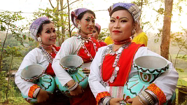 পার্বত্য চট্টগ্রামের ঐতিহ্যবাহী সামাজিক উৎসব বিজু, সাংগ্রাই, বৈসুক, বিষু ও বিহু মেলা শুরু হয়েছে। রাঙামাটি ক্ষুদ্র নৃগোষ্ঠী সাংস্কৃতিক ইনস্টিটিউটের আয়োজনে তিন দিনব্যাপী মেলায় বৃহস্পতিবার বিকেল পাঁচটার দিকে উদ্বোধনী অনুষ্ঠানে নৃত্য পরিবেশনার জন্য নিজস্ব পোশাকে তঞ্চঙ্গ্যা তরুণীরা। ছবি: সুপ্রিয় চাকমা