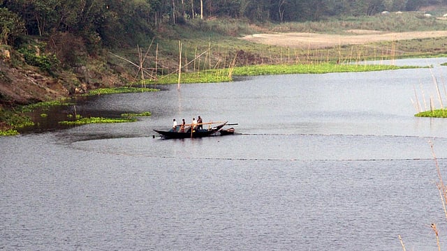 নদীতে নৌকা নিয়ে জাল ফেলে মাছ ধরছেন কয়েকজন জেলে। ছবিটি গতকাল বুধবার মানিকগঞ্জ সদর উপজেলার বেউথা এলাকায় কালীগঙ্গা নদী থেকে তোলা। ছবি: আব্দুল মোমিন