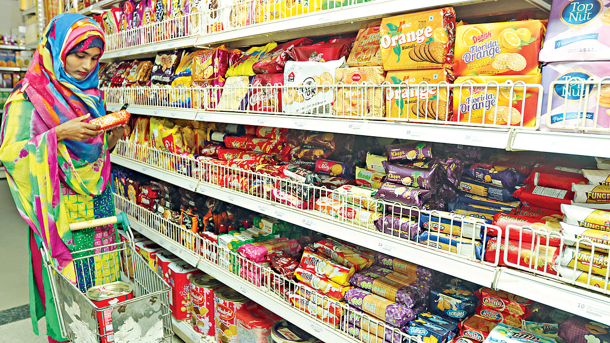 রাজধানীর মগবাজারের একটি সুপারশপে বিস্কুট পছন্দ করছেন এক ক্রেতা। ছবিটি গত বৃহস্পতিবার তোলা l প্রথম আলো