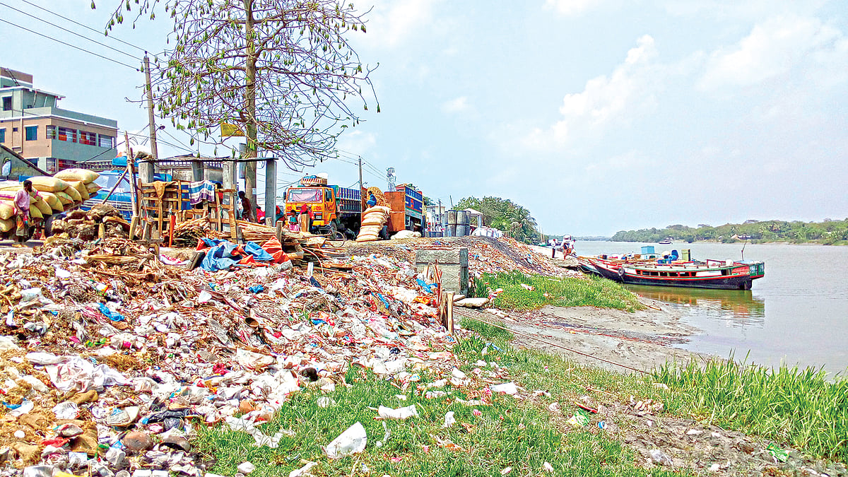 বাগেরহাট কাঁচাবাজার-সংলগ্ন ভৈরব নদের তীরের এই অংশটি ময়লা ফেলে ভরাট করা হয়েছে। এখন এখানে করা হচ্ছে ট্রাক পার্কিং। ছবিটি সম্প্রতি তোলা l প্রথম আলো