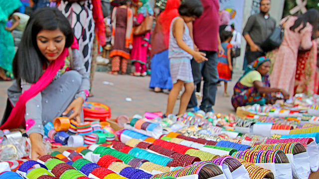 রাজধানীর ধানমন্ডির ২৭ নম্বর সড়কে জেনেটিক প্লাজার সামনের বসেছে বৈশাখী চুড়ির মেলা। নানান রঙের চুড়ি নিয়ে বসেছেন নারী বিক্রেতারা। ছবিটি গতকাল রোববার বিকেলে তোলা। ছবি: সাবিনা ইয়াসমিন