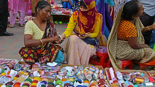 চুড়ি কেনাবেচায় ব্যস্ত ক্রেতা-বিক্রেতারা। ছবি: সাবিনা ইয়াসমিন