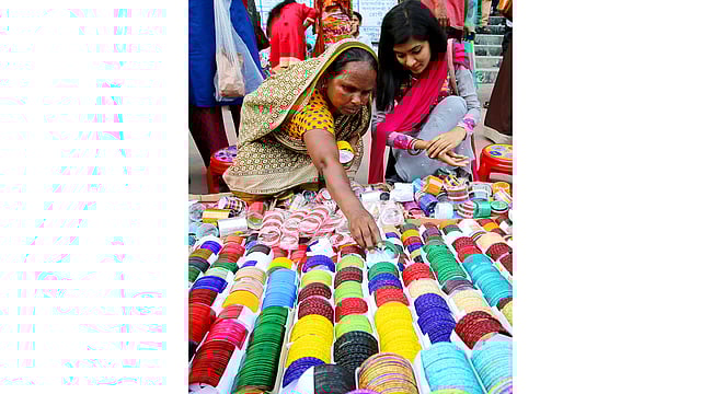 রঙিন চুড়ি, কোনটা রেখে কোনটা কিনি। ছবি: সাবিনা ইয়াসমিন