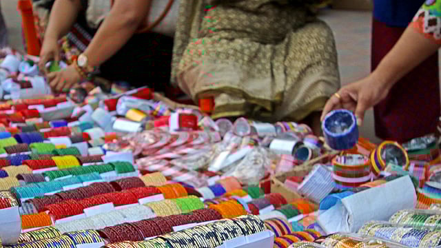 হাতের মাপ অনুযায়ী চুড়ি দিতে ব্যস্ত বিক্রেতারা। ছবি: সাবিনা ইয়াসমিন