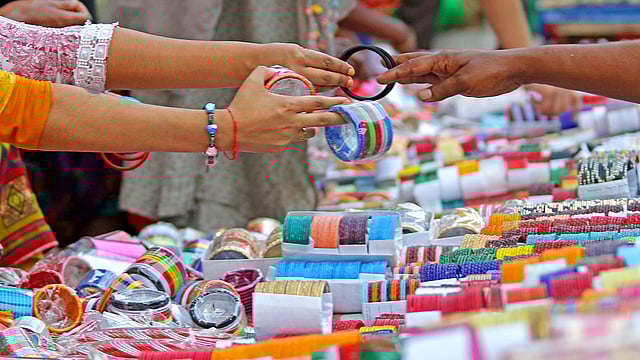 ‘এনে দে রেশমি চুড়ি, নইলে যাব বাপের বাড়ি’—গান বাজছে শপিং মলের সামনে। কাচের চুড়িসহ বিক্রি হচ্ছে হরেক রকম চুড়ি। ছবি: সাবিনা ইয়াসমিন