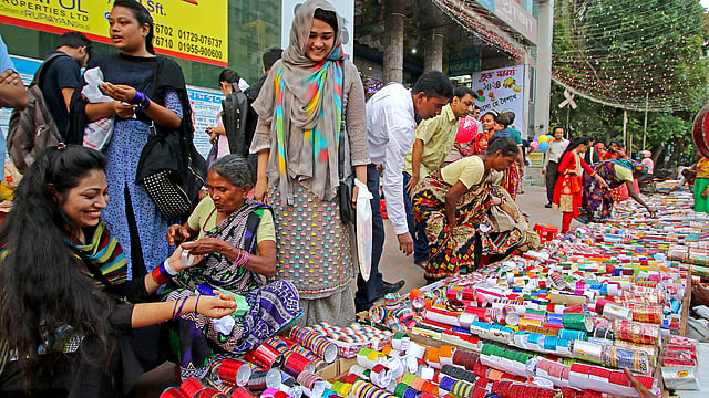 বৈশাখী শাড়ির সঙ্গে মিলিয়ে তরুণীরা চুড়ি কিনছেন। ছবি: সাবিনা ইয়াসমিন