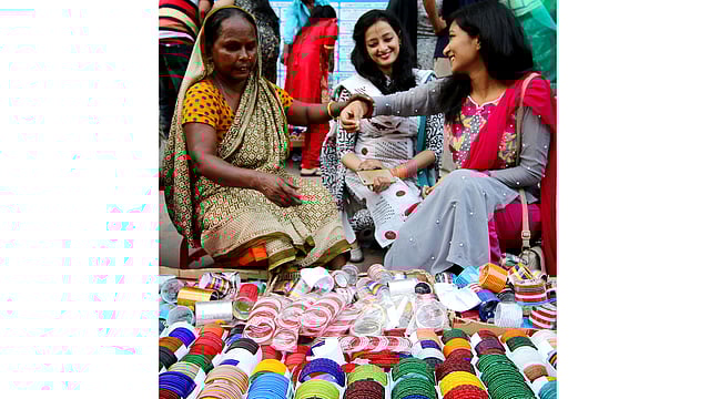 লাল, নীল, কমলাসহ নানান রঙের চুড়ি কিনছেন তরুণীরা। ছবি: সাবিনা ইয়াসমিন