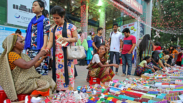 এক ডজন চুড়ির দাম পড়বে ৩০ থেকে ৬০ টাকা। ছবি: সাবিনা ইয়াসমিন