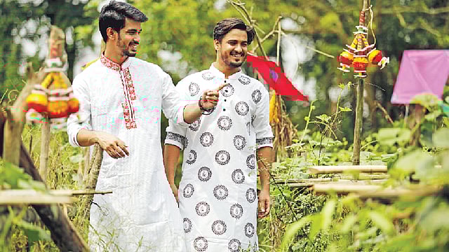 ছেলেদের পাঞ্জাবিতে ফিরে এসেছে লাল ও সাদার প্রভাব। মডেল: নীল ও তামুর, পোশাক: লুবনান ও ক্যাটস আই, ছবি: সুমন ইউসুফ