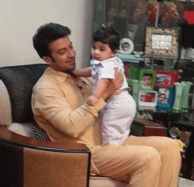 কয়েক দিন আগে অপু বিশ্বাসের নিকেতনের বাসায় নিজের সন্তান আব্রাহামকে কোলে নিয়ে চিত্রনায়ক শাকিব খান l ছবি: সংগৃহীত