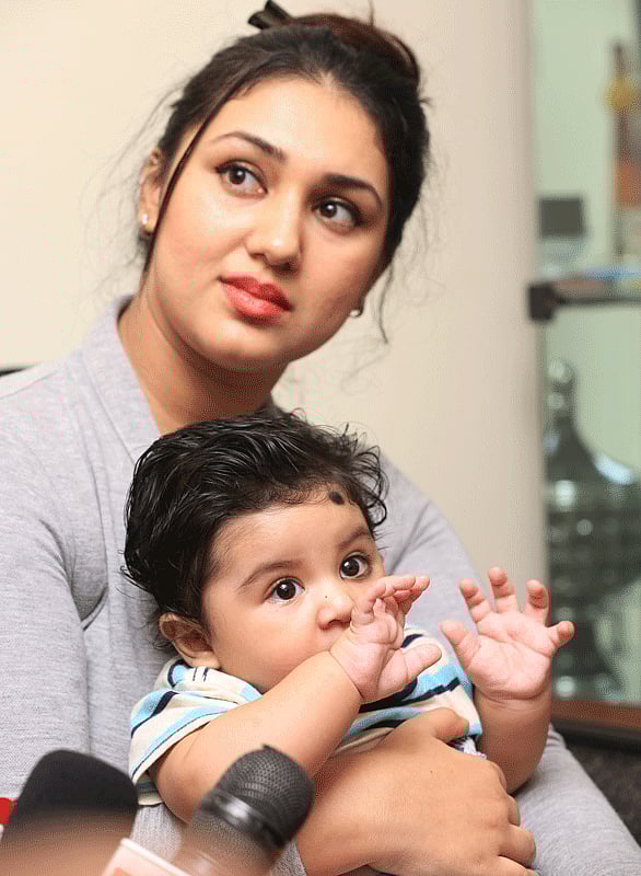 রাজধানীর নিকেতনের বাড়িতে সন্তান আব্রাহাম খান জয়সহ চিত্রনায়িকা অপু বিশ্বাস l ছবি: কবির হোসেন