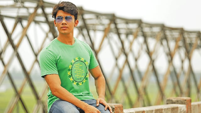 খনার বচন টি-শার্টে। মডেল: অভি