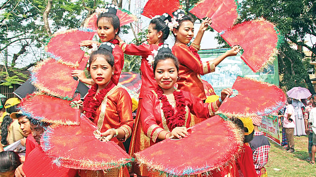 উৎসবের শোভাযাত্রা চলাকালে মারমা জনগোষ্ঠীর ঐতিহ্যবাহী পাখানৃত্য প্রদর্শন করেন তরুণীরা। খাগড়াছড়ি শহর থেকে গতকাল সকালে তোলা ছবি l নীরব চৌধুরী