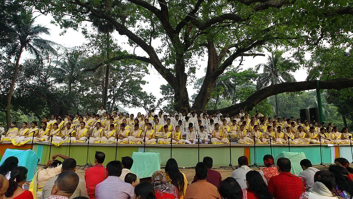 রমনার বটমূলে পয়লা বৈশাখকে বরণ করে নেওয়ার এ দৃশ্য দেখা যাবে না এ বছরও। ফাইল ছবি: সাজিদ হোসেন