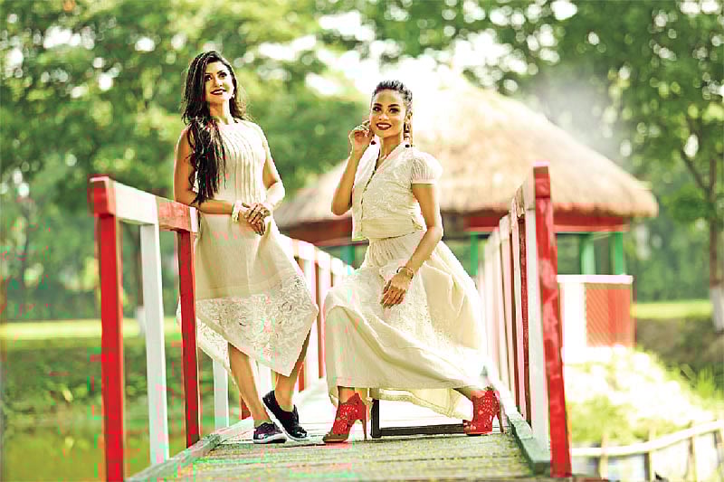 গরমের জুতার ফ্যাশনে স্নিকারস, হাই হিল দেখা যাচ্ছে। মডেল: শ্রাবণ্য ও মাশিয়াত, জুতা: বাটা, পোশাক: রিফাত রেজা, সাজ: পারসোনা, ছবি: সুমন ইউসুফ, স্থান: বাটা শু ফ্যাক্টরি, ধামরাই, ঢাকা