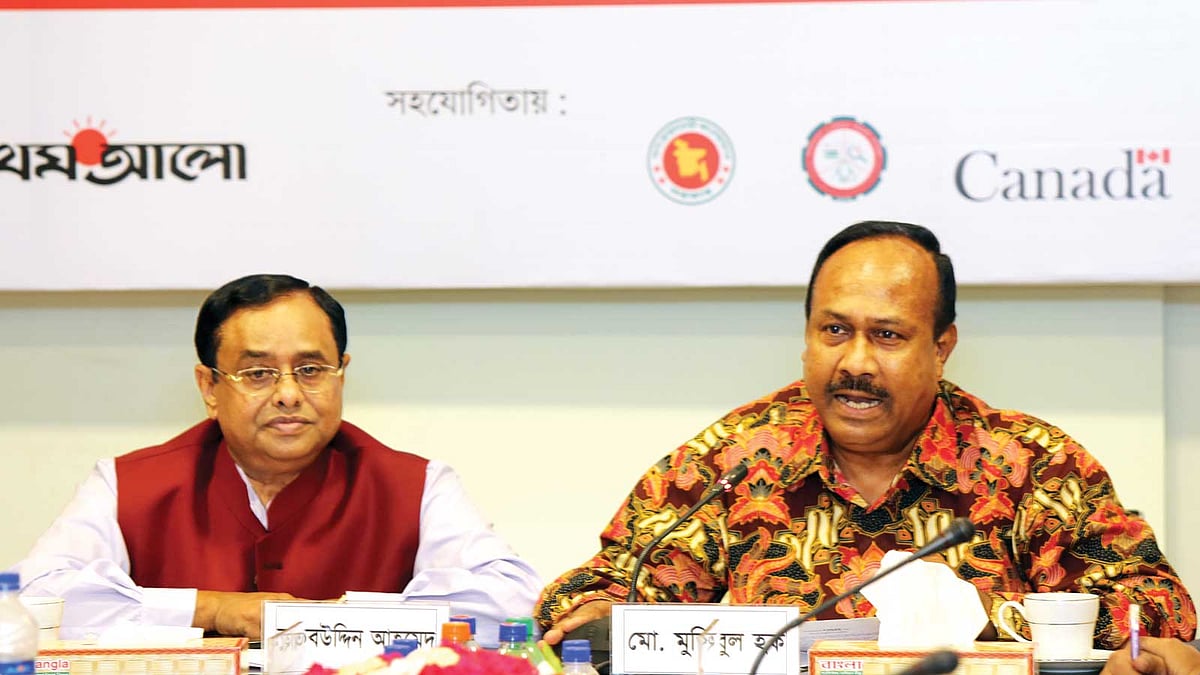 গোলটেবিল বৈঠকে গতকাল বক্তব্য দেন শ্রম ও কর্মসংস্থান মন্ত্রণালয়ের প্রতিমন্ত্রী মো. মুজিবুল হক (ডানে)। পাশে এনভয় গ্রুপের চেয়ারম্যান কুতুবউদ্দিন আহমেদ l ছবি: প্রথম আলো