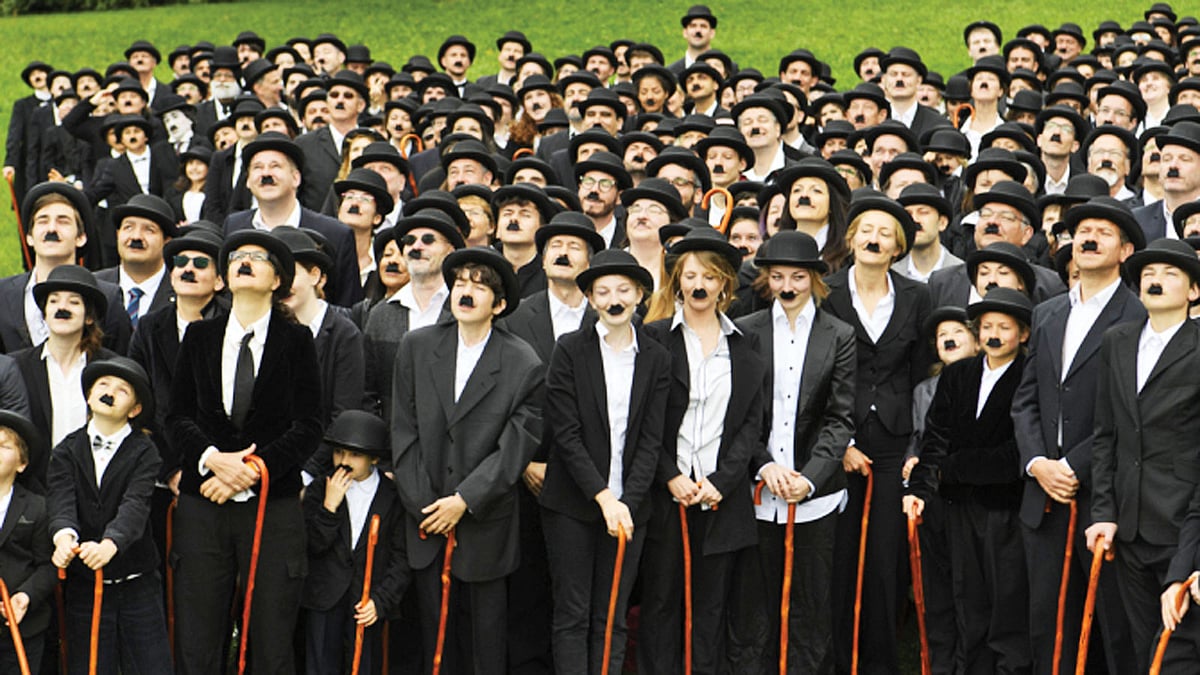 চার্লি চ্যাপলিনের সাজে তাঁর ভক্তরা