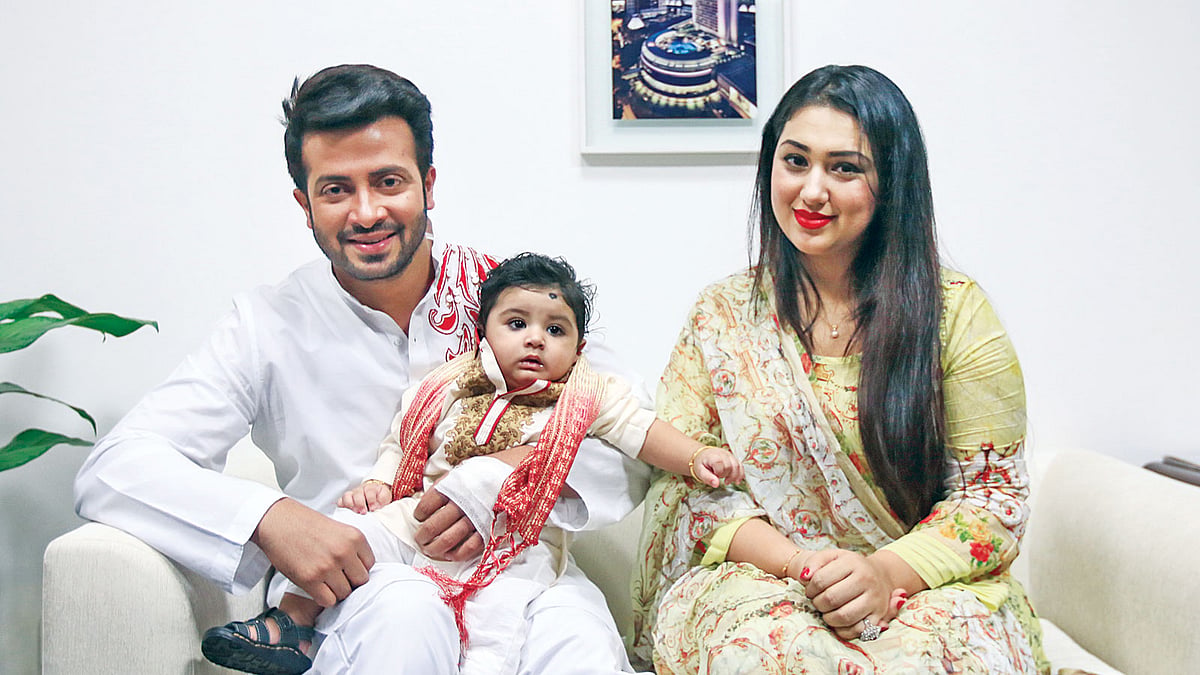 শাকিব খানের কোলে ছেলে আব্রাম, সঙ্গে স্ত্রী অপু বিশ্বাস l ছবি: আশরাফুল আলম