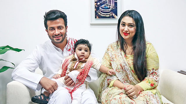 শাকিব খানের কোলে ছেলে আব্রাম, সঙ্গে স্ত্রী অপু বিশ্বাস l ছবি: আশরাফুল আলম