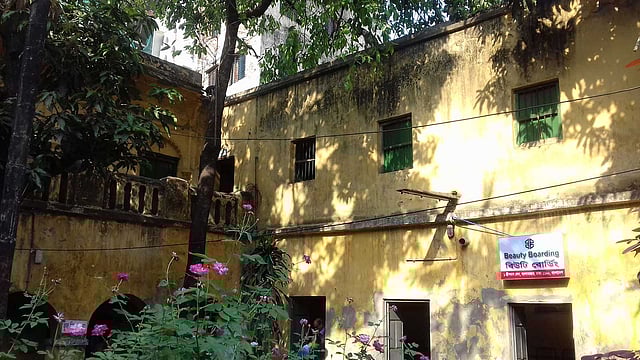 ডান দিকের নিচতলার খাবারঘরে মিলবে সুস্বাদু খাবার।