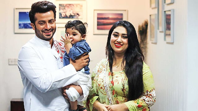 ছেলে আব্রামকে নিয়ে শাকিব খান ও অপু বিশ্বাস