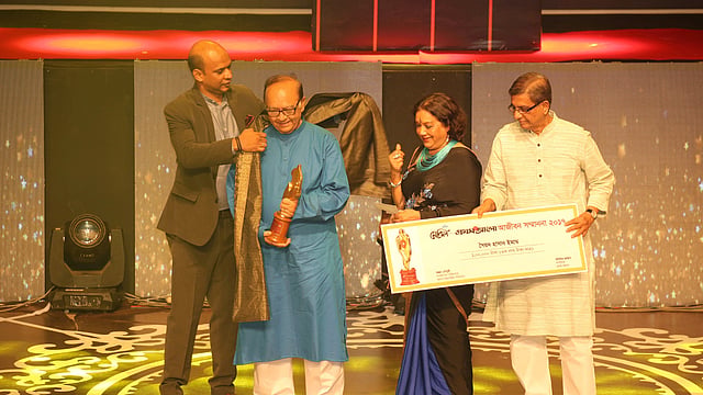 মেরিল-প্রথম আলো আজীবন সম্মাননা পেয়েছেন সাংস্কৃতিক ব্যক্তিত্ব সৈয়দ হাসান ইমাম। তাঁর হাতে বিশেষ এই সম্মাননা তুলে দেন অভিনেত্রী কবরী। স্কয়ার টয়লেট্রিজের বিপণন বিভাগের প্রধান মালিক মোহাম্মদ সাঈদ এই সাংস্কৃতিক ব্যক্তিত্বকে উত্তরীয় পরিয়ে দেন। এ সময় মঞ্চে ছিলেন প্রথম আলোর সম্পাদক মতিউর রহমান। শুক্রবার শেরেবাংলা নগরের বঙ্গবন্ধু আন্তর্জাতিক সম্মেলন কেন্দ্র থেকে ছবিটি তোলা। ছবি: প্রথম আলো