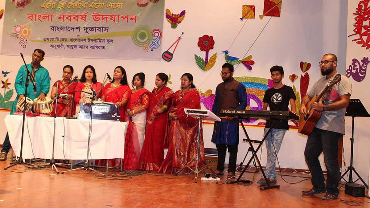 মঞ্চে শিল্পীরা