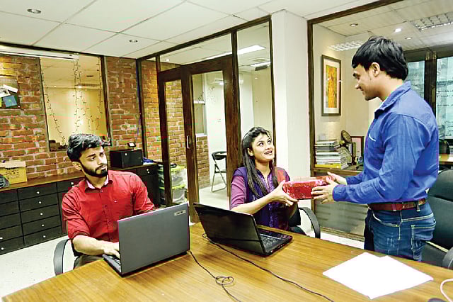 বন্ধু বা সহকর্মী উপহার পেলেও অনেকের মন খারাপ হয়, যা মোটেও ঠিক না। মডেল: আয়াজ, জেরিন ও রাসেল, ছবি: সুমন ইউসুফ