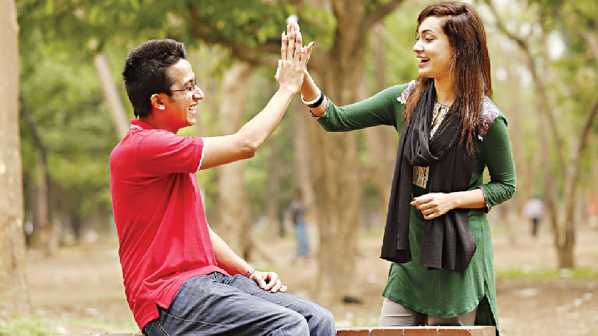 নেতিবাচক চিন্তা বাদ দিয়ে আনন্দে বাঁচুন। মডেল: ফাহাদ ও মাহিরা, ছবি: অধুনা