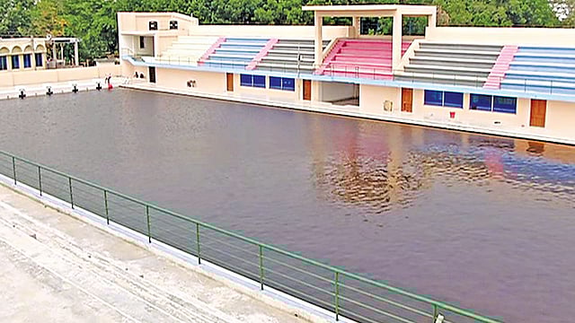 কুষ্টিয়ায় আধুনিক সুইমিংপুল।