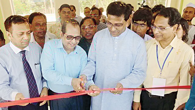 কুষ্টিয়ায় আধুনিক সুইমিংপুল।সুইমিংপুলটি গতকাল উদ্বোধন করেন অতিথিরা। এ সময় উপস্থিত ছিলেন যুব ও ক্রীড়ামন্ত্রী বীরেন শিকদারও আওয়ামী লীগের কেন্দ্রীয় নেতা মাহবুবুল আলম হানিফ l ছবি: প্রথম আলো