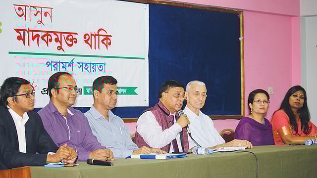 প্রথম আলো ট্রাস্ট আয়োজিত মাদকবিরোধী পরামর্শ সভায় (বঁা থেকে) সৈয়দ ফাহীম সামস, িজল্লুর রহমান খান, মো. জোবায়ের মিয়া, মোহিত কামাল, ব্রাদার রোনাল্ড ড্রাহোজাল, িসফাত ই সাইদ ও ফারজানা রহমান l ছবি: জাহিদুল করিম