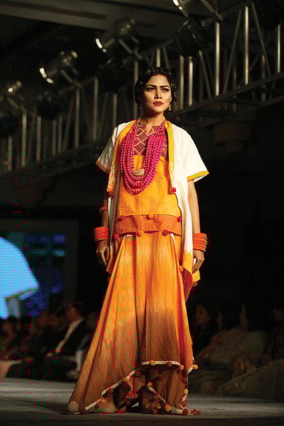 র‍্যাম্পে হাঁটছেন পিয়া